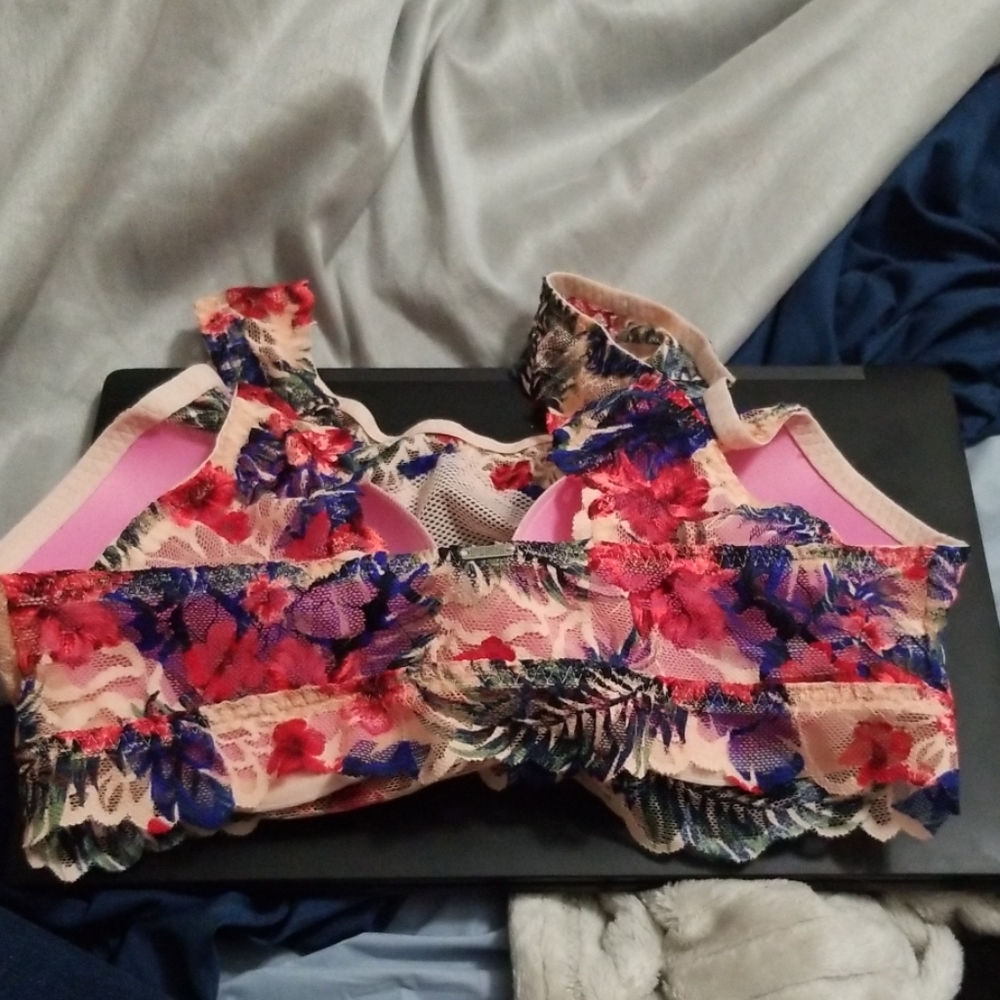 Victoria's Secret Bra - Picture 3 of 4